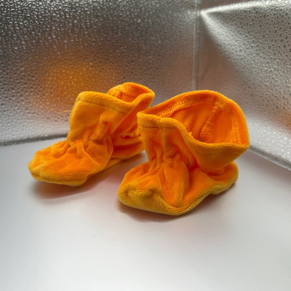 Cute Baby Pumpkin Outfit w hat and booties - Picture 3 of 14